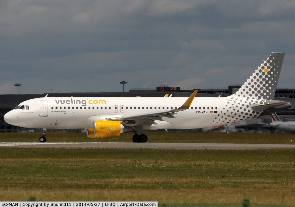 EC-MAN, 2014 Airbus A320-214 C/N 6079, Lining rwy 32L for departure