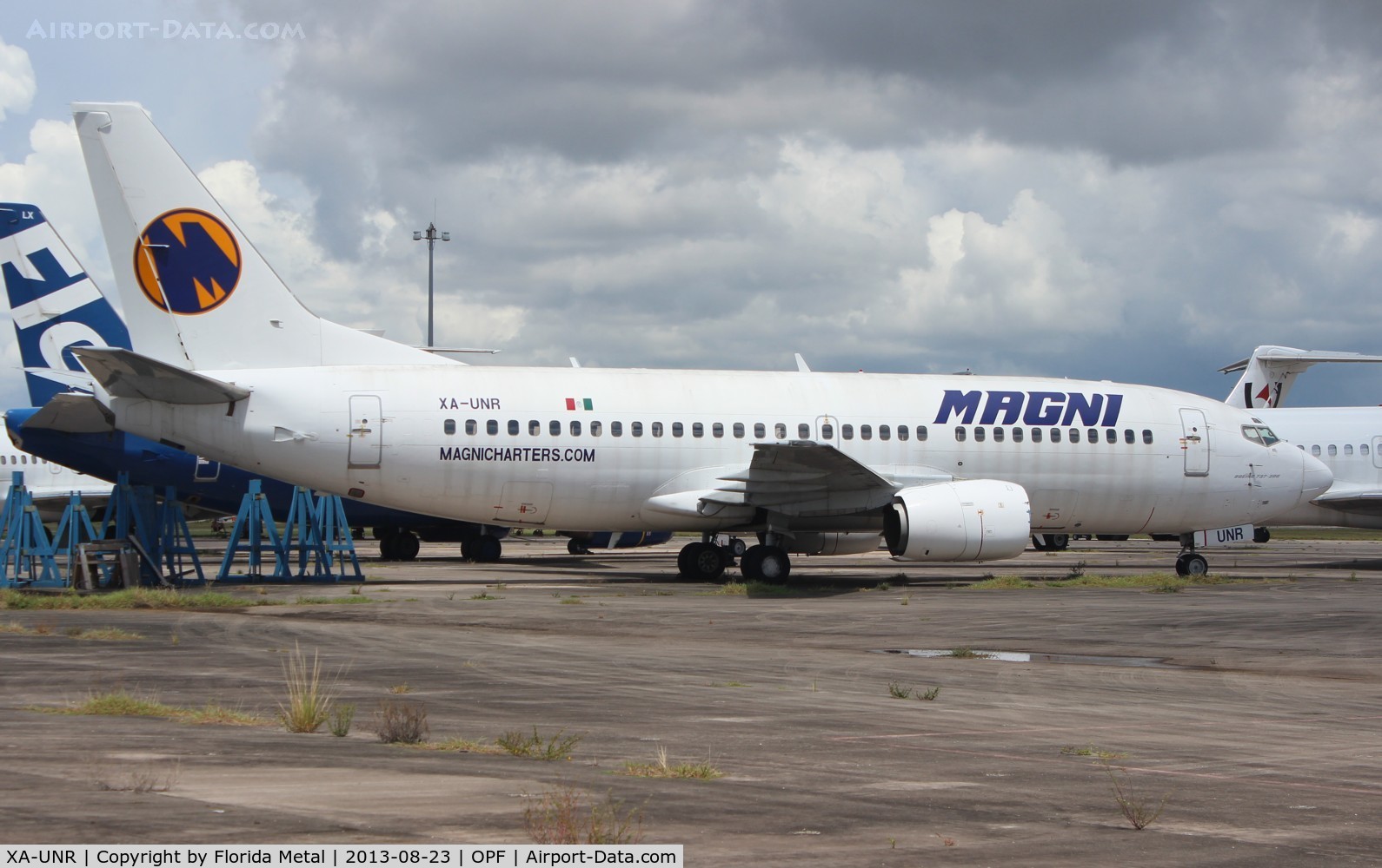 XA-UNR, 1990 Boeing 737-322 C/N 24666, Magnicharters 737-300