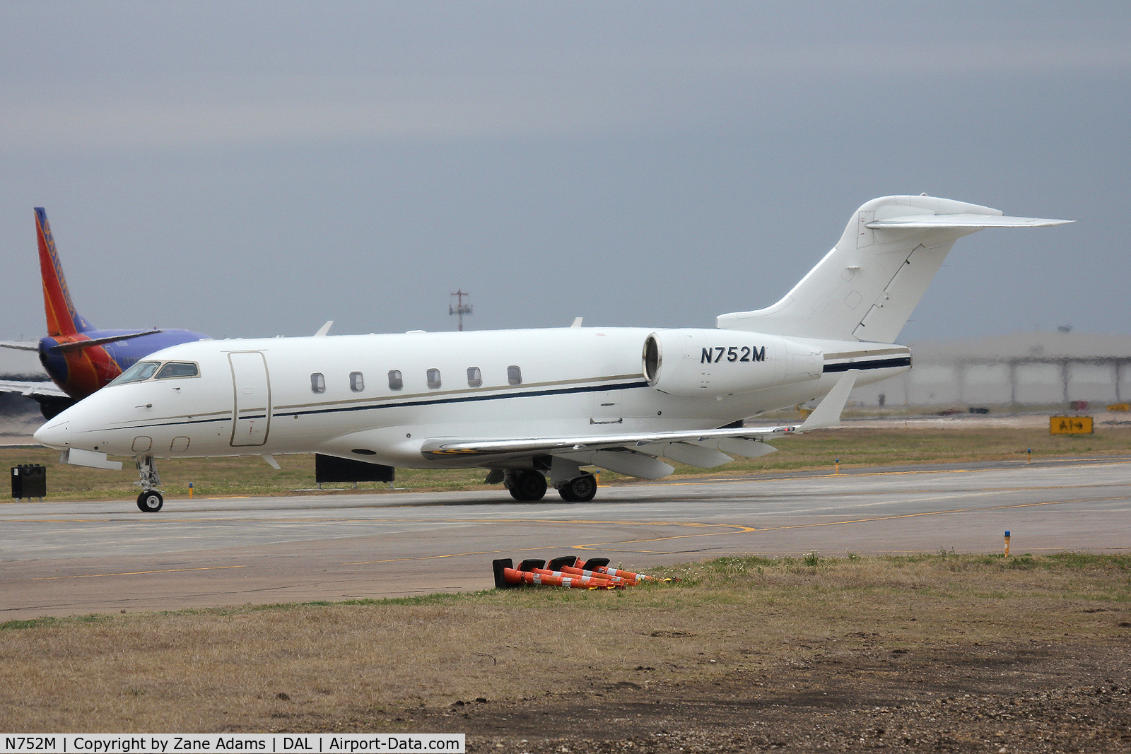N752M, 2008 Bombardier Challenger 300 (BD-100-1A10) C/N 20210, At Dallas Love Field