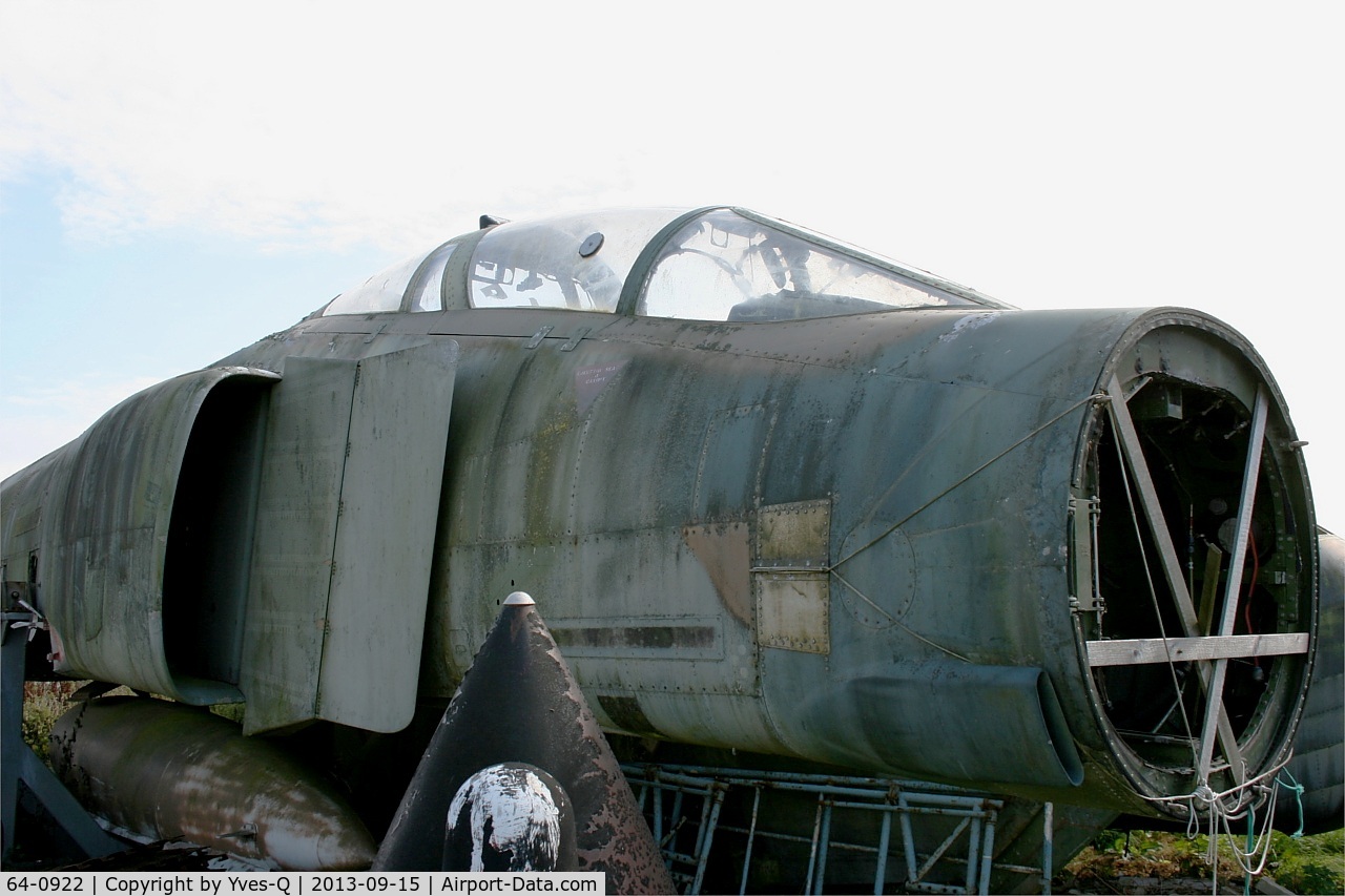 64-0922, 1964 McDonnell F-4C Phantom II C/N 1401, McDonnell F-4C Phantom II neglected on microlight base (LF2923), near Plobannalec (Finistère, Brittany)