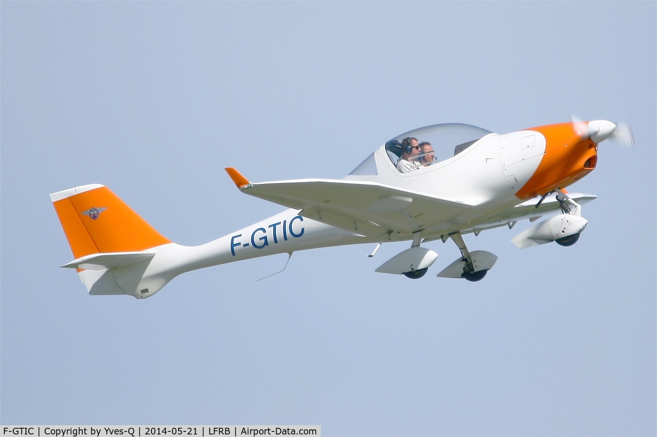F-GTIC, 2003 Aquila A210 (AT01) C/N AT01-133, Aquila A210 (AT01), Take off rwy 07R, Brest-Bretagne airport (LFRB-BES)