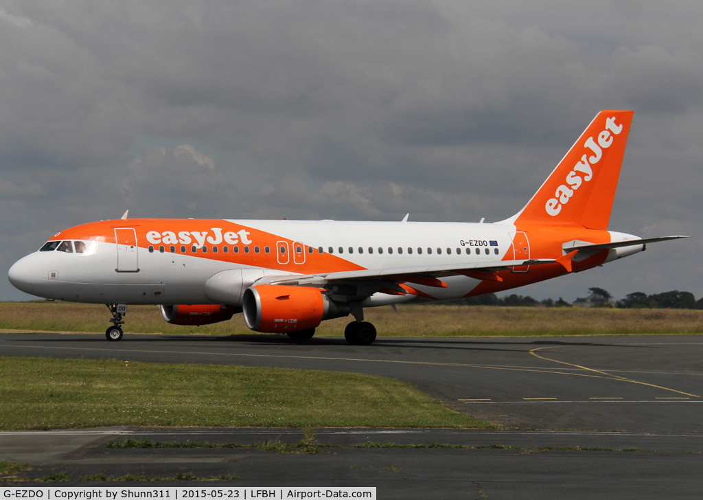 G-EZDO, 2008 Airbus A319-111 C/N 3634, Taxiing for departure in new c/s