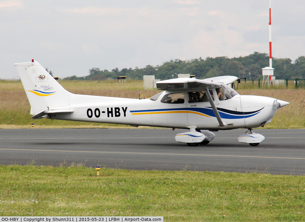 OO-HBY, 2000 Cessna 172S C/N 172S8601, Taxiing to the Southern apron for parking
