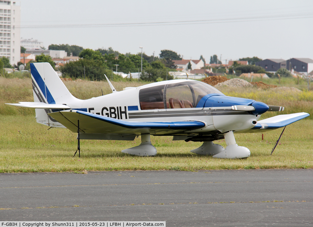 F-GBIH, Robin DR-400-160 Chevalier C/N 1327, Parked in the grass