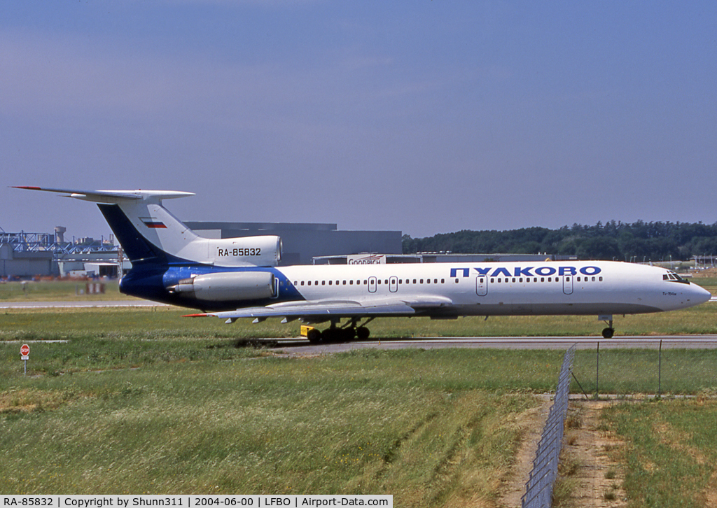 RA-85832, 1992 Tupolev Tu-154M C/N 92A908, Taxiing holding point rwy 14L for departure...
