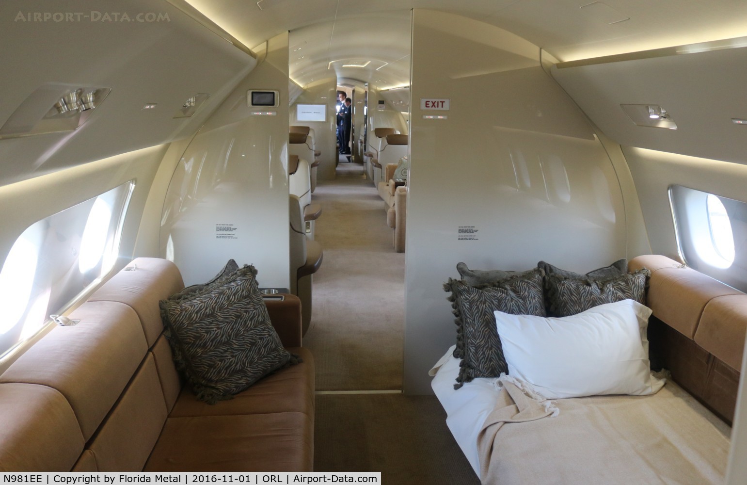 N981EE, 2013 Embraer ERJ-190-100ECJ Lineage 1000 C/N 19000559, Lineage 1000 interior