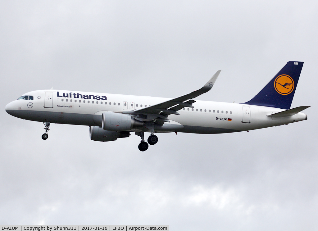 D-AIUM, 2015 Airbus A320-214 C/N 6577, Landing rwy 32L