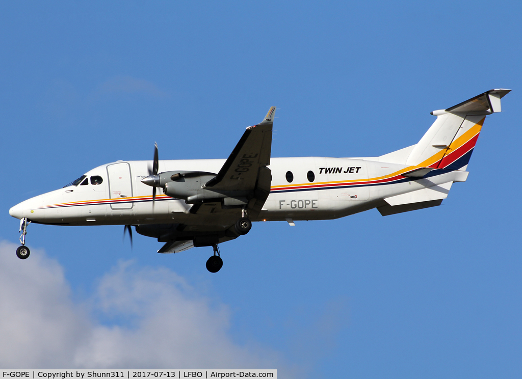 F-GOPE, 1994 Beech 1900D C/N UE-103, Landing rwy 32L still in Hex'Air c:s with additional Twin Jet titles