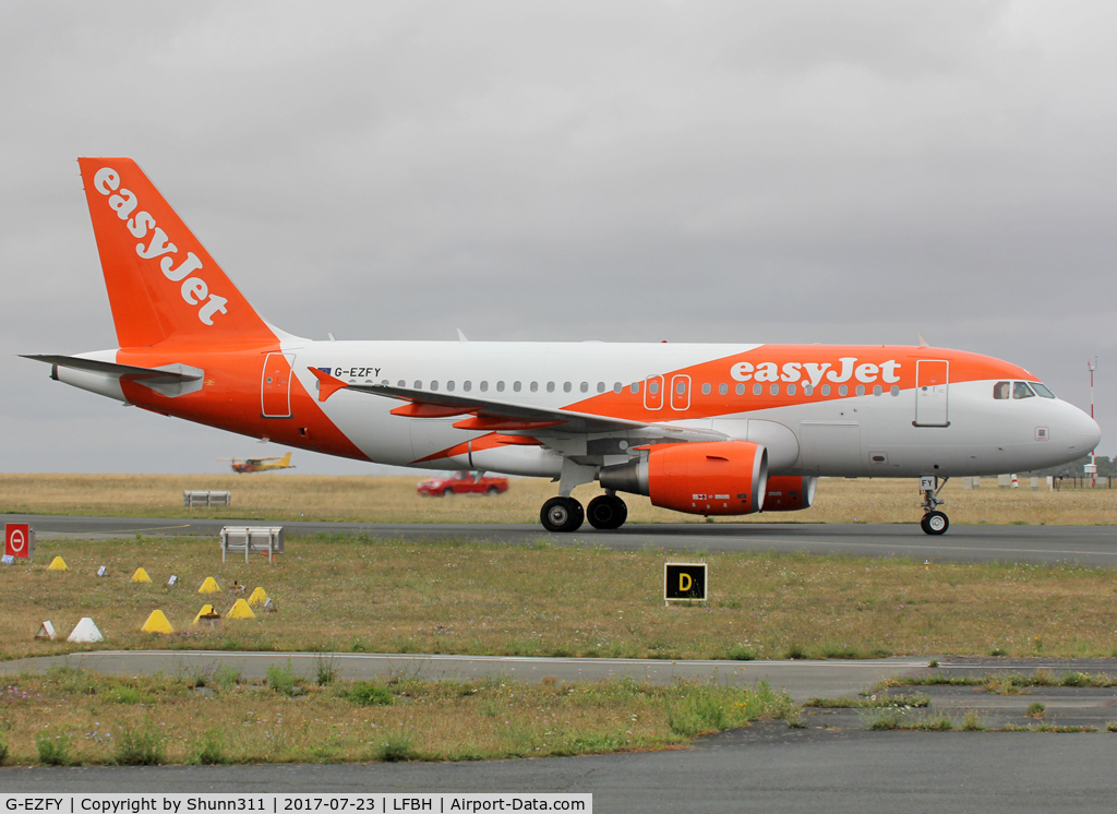 G-EZFY, 2010 Airbus A319-111 C/N 4418, Taxiing to the Terminal in new c/s