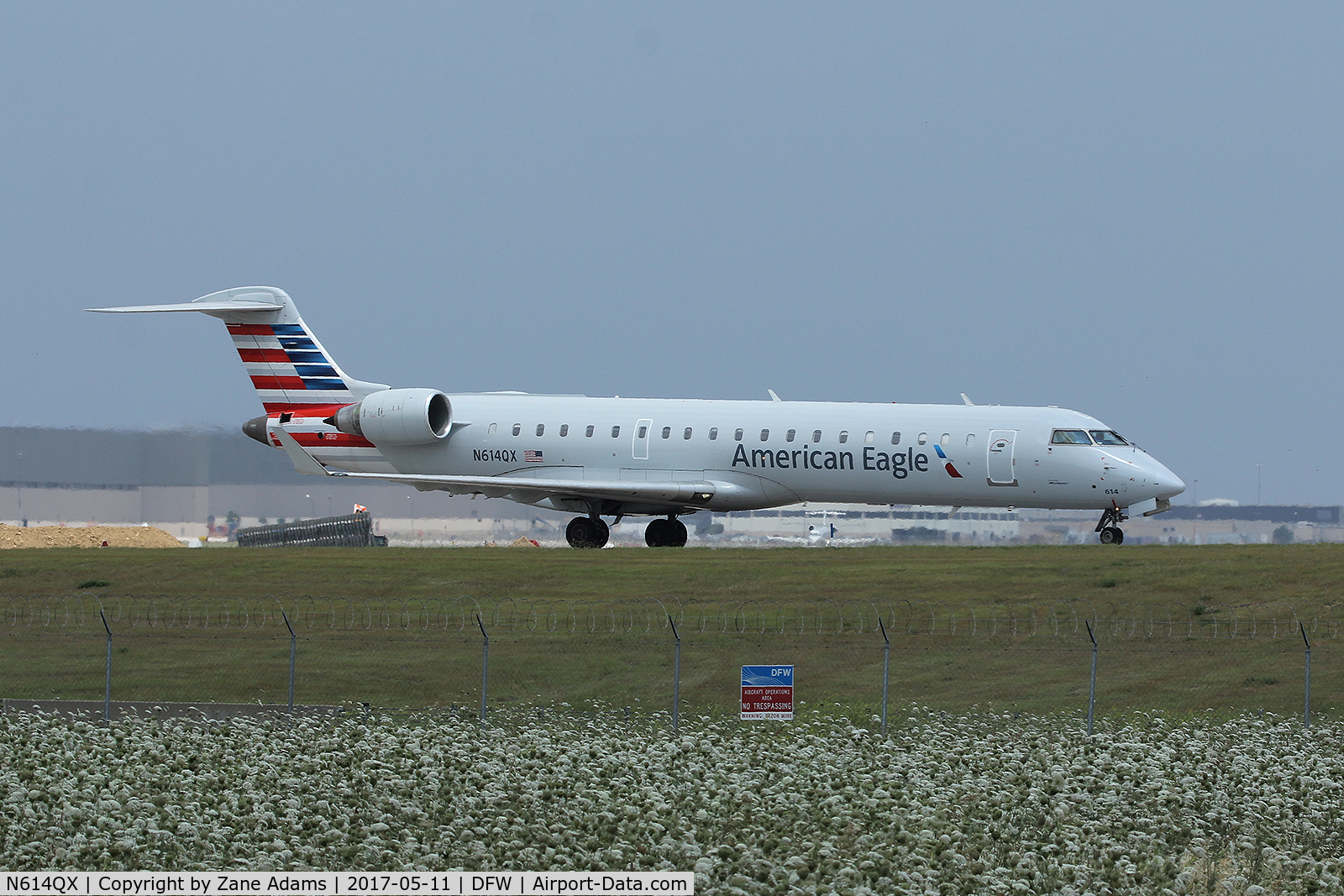 N614QX, 2002 Bombardier CRJ-701 (CL-600-2C10) Regional Jet C/N 10049, Arriving at DFW Airport
