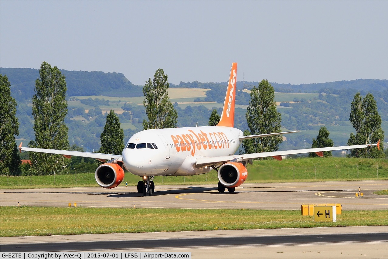 G-EZTE, 2009 Airbus A320-214 C/N 3913, Airbus A320-214, Taxiing to holding point rwy 15, Bâle-Mulhouse-Fribourg airport (LFSB-BSL)