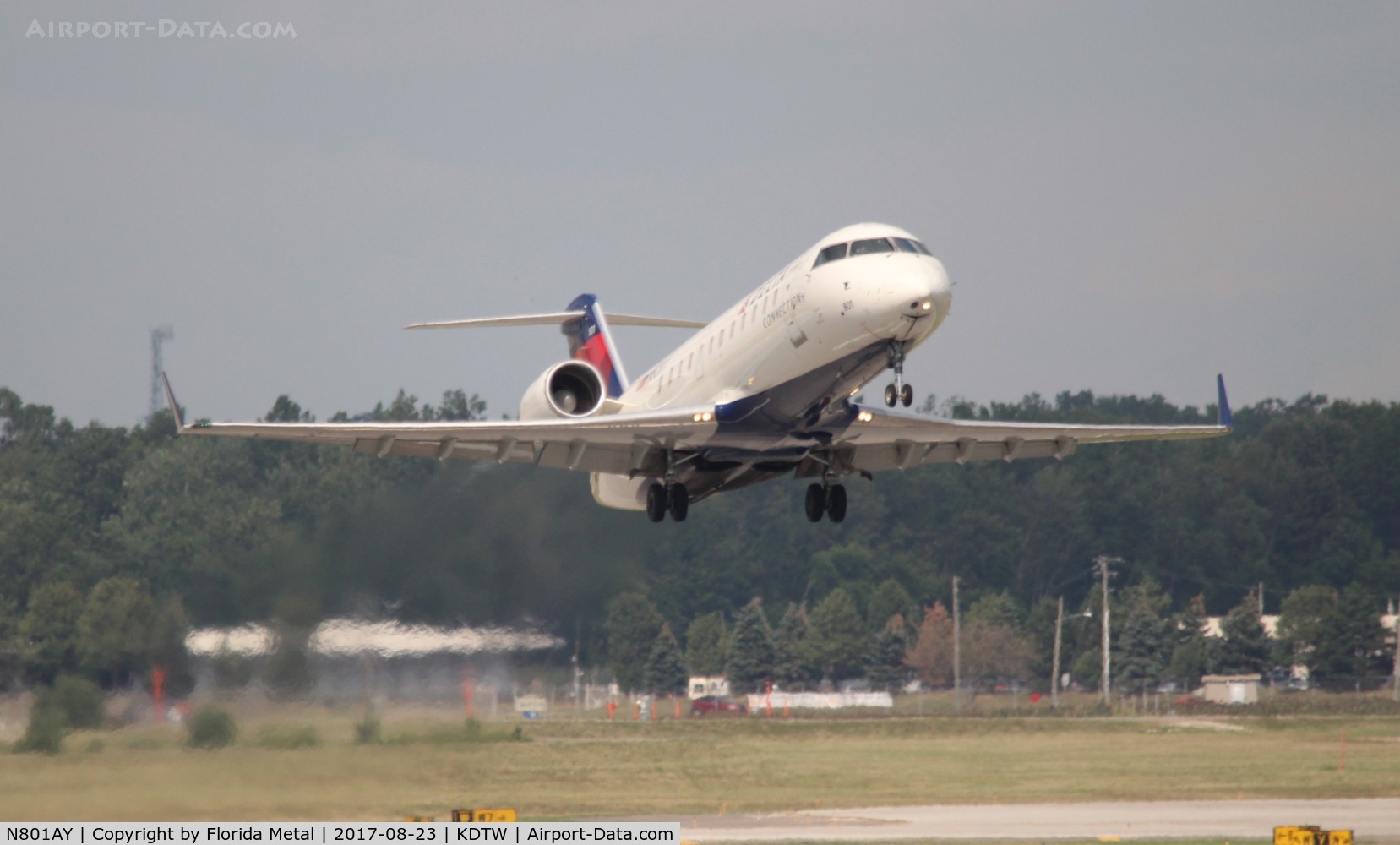 N801AY, 2004 Bombardier CRJ-200ER (CL-600-2B19) C/N 8001, Delta Connection