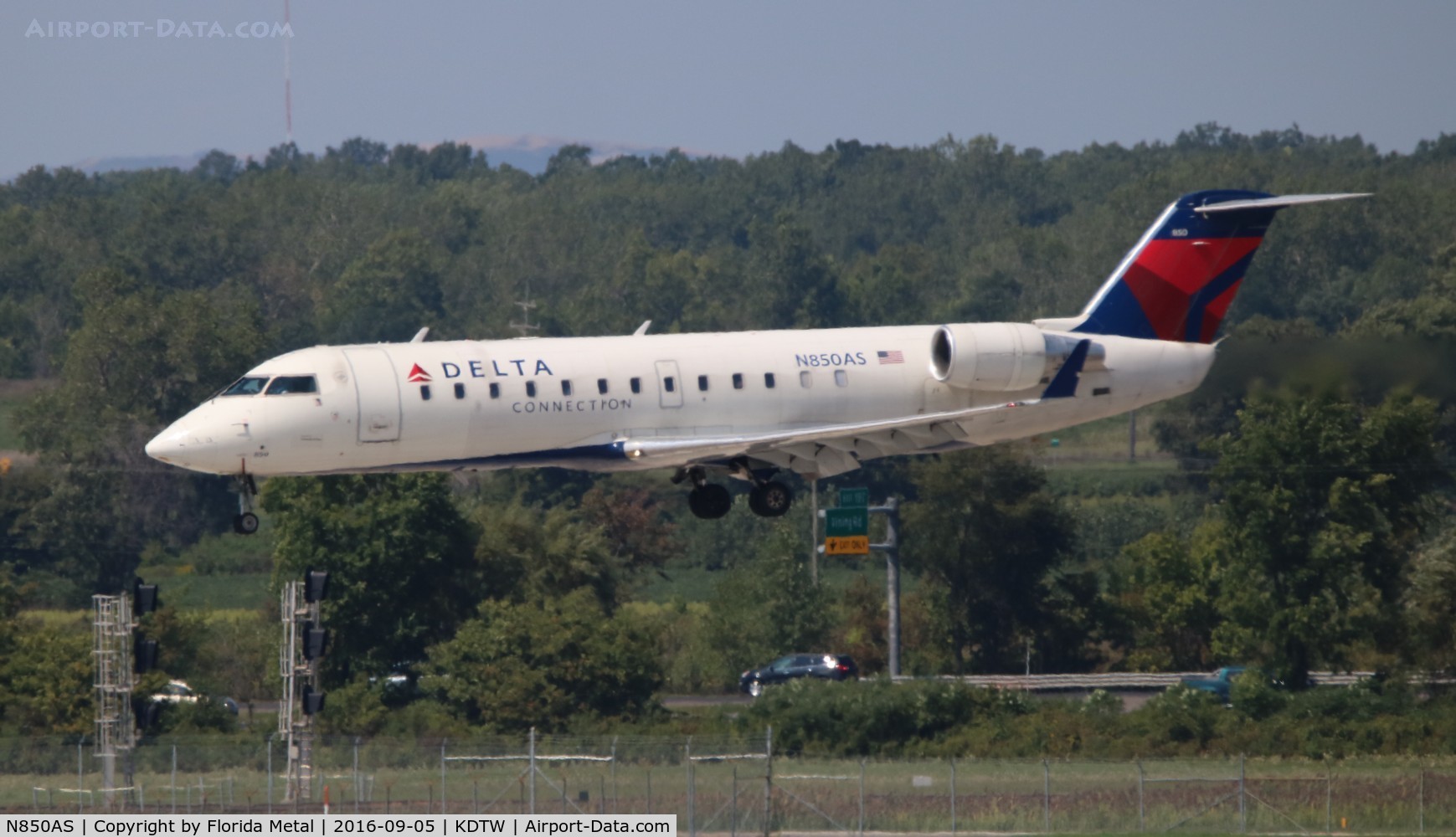 N850AS, 1999 Bombardier CRJ-200ER (CL-600-2B19) C/N 7355, Delta Connection