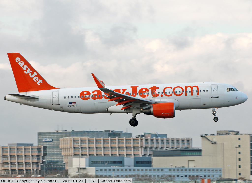 OE-ICJ, 2014 Airbus A320-214 C/N 6047, Landing rwy 32R
