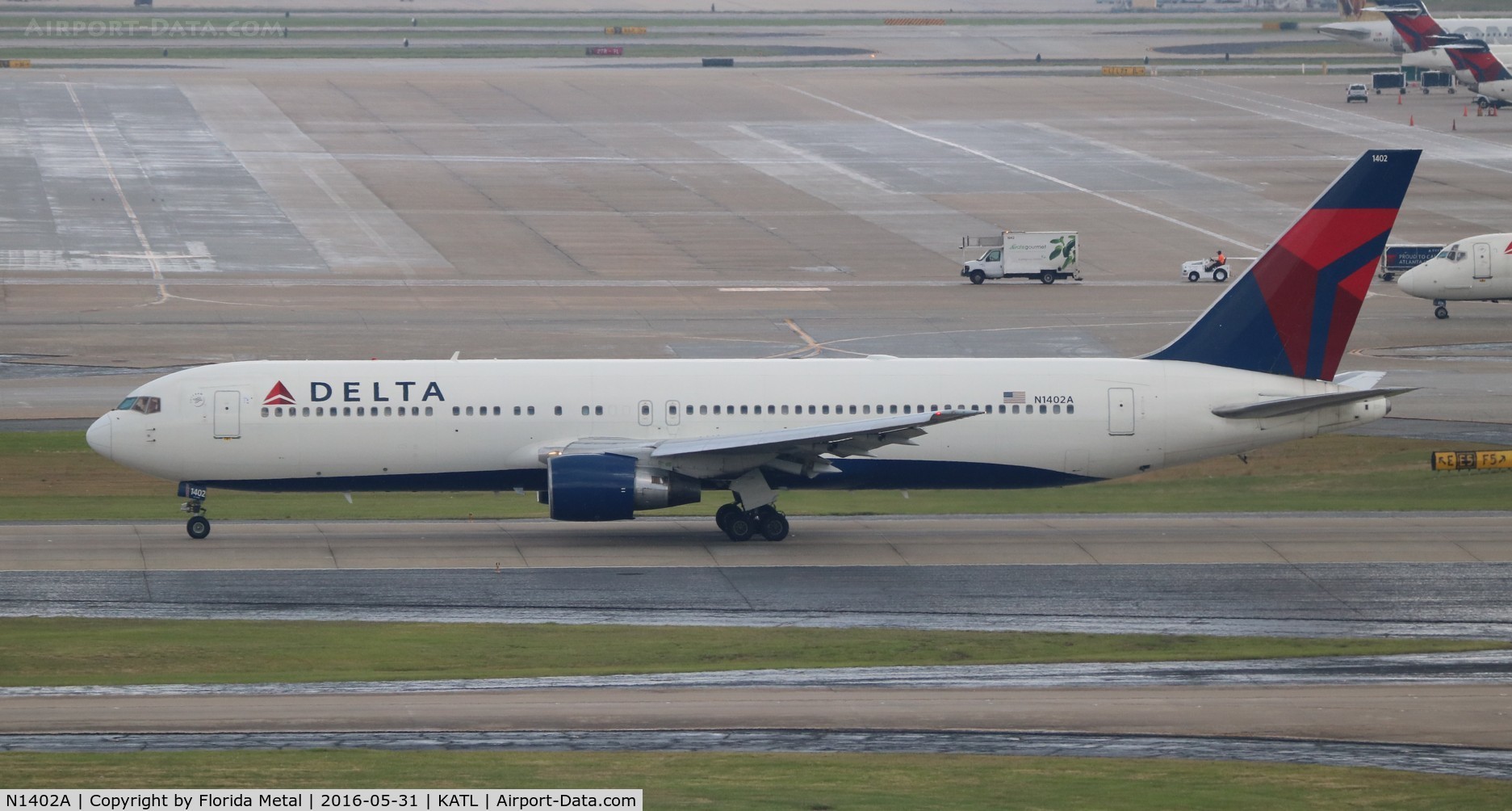 N1402A, 1993 Boeing 767-332 C/N 25989, Delta