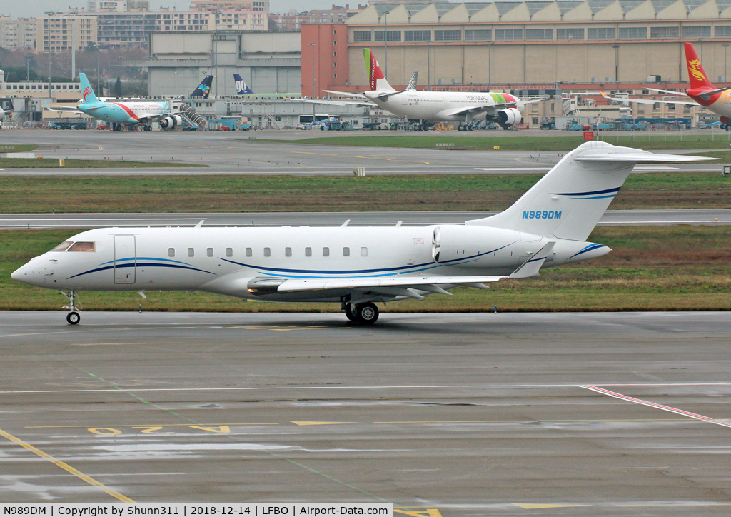 N989DM, 2006 Bombardier BD-700-1A11 Global 5000 C/N 9224, Taxiing holding point rwy 32R for departure...