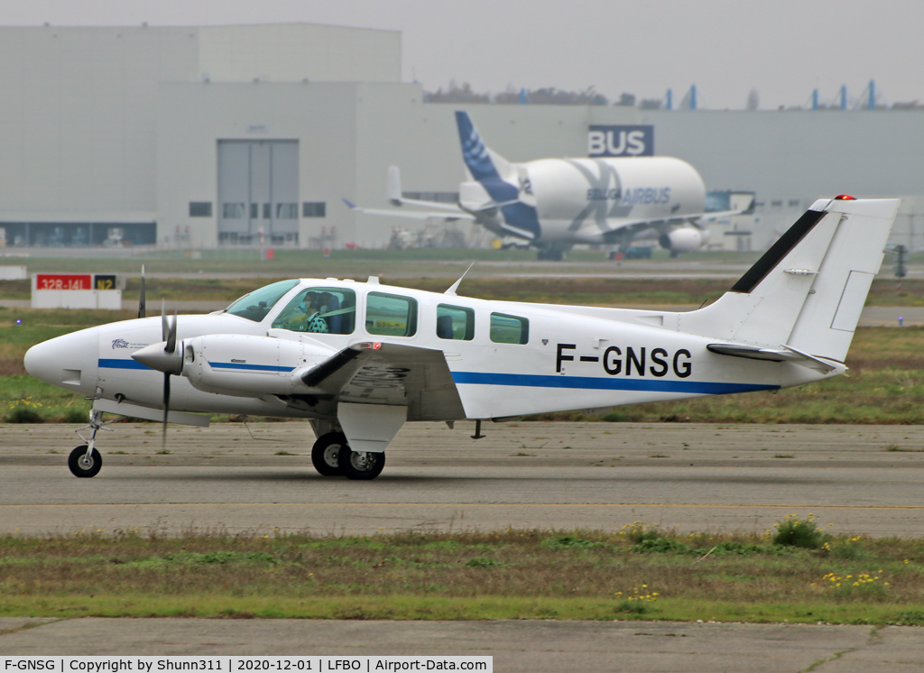 F-GNSG, Beech 58 Baron C/N TH-1734, Taxiing holding point rwy 32R for departure...