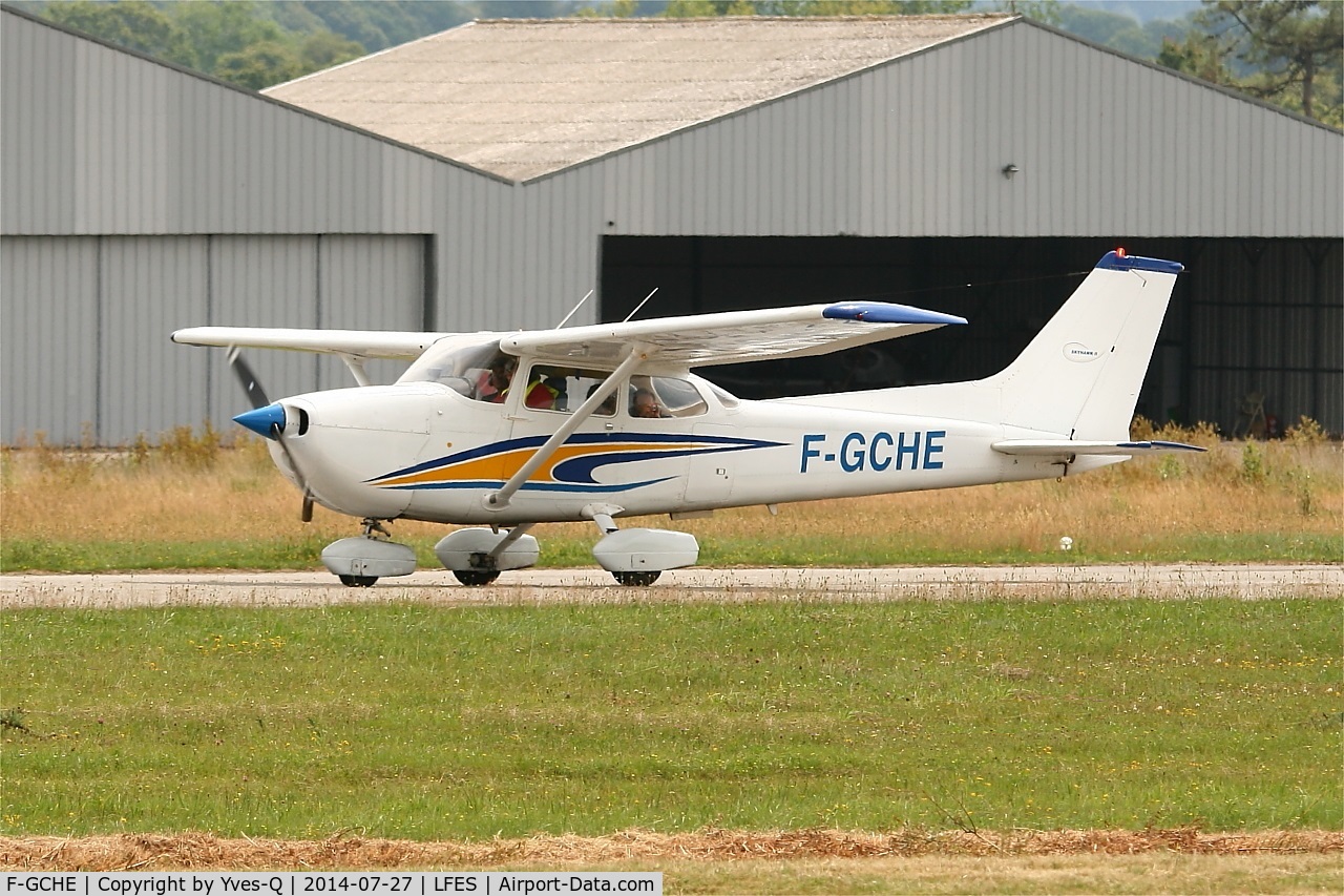 F-GCHE, Reims F172N Skyhawk C/N 1888, Reims F172N Skyhawk, Taxiing rwy 03, Guiscriff airfield (LFES) open day 2014