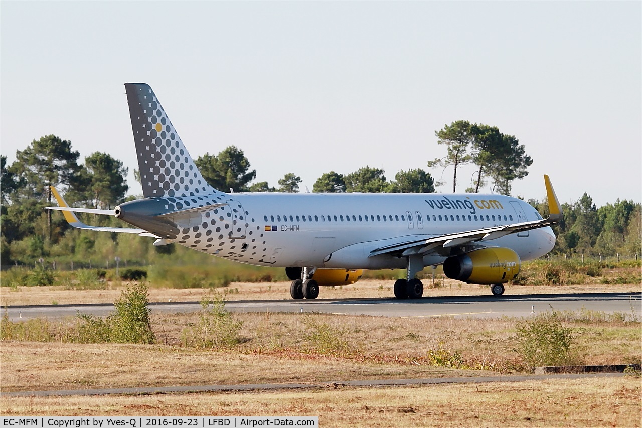 EC-MFM, 2015 Airbus A320-232 C/N 6571, Airbus A320-232, Lining up rwy 05, Bordeaux Mérignac airport (LFBD-BOD)