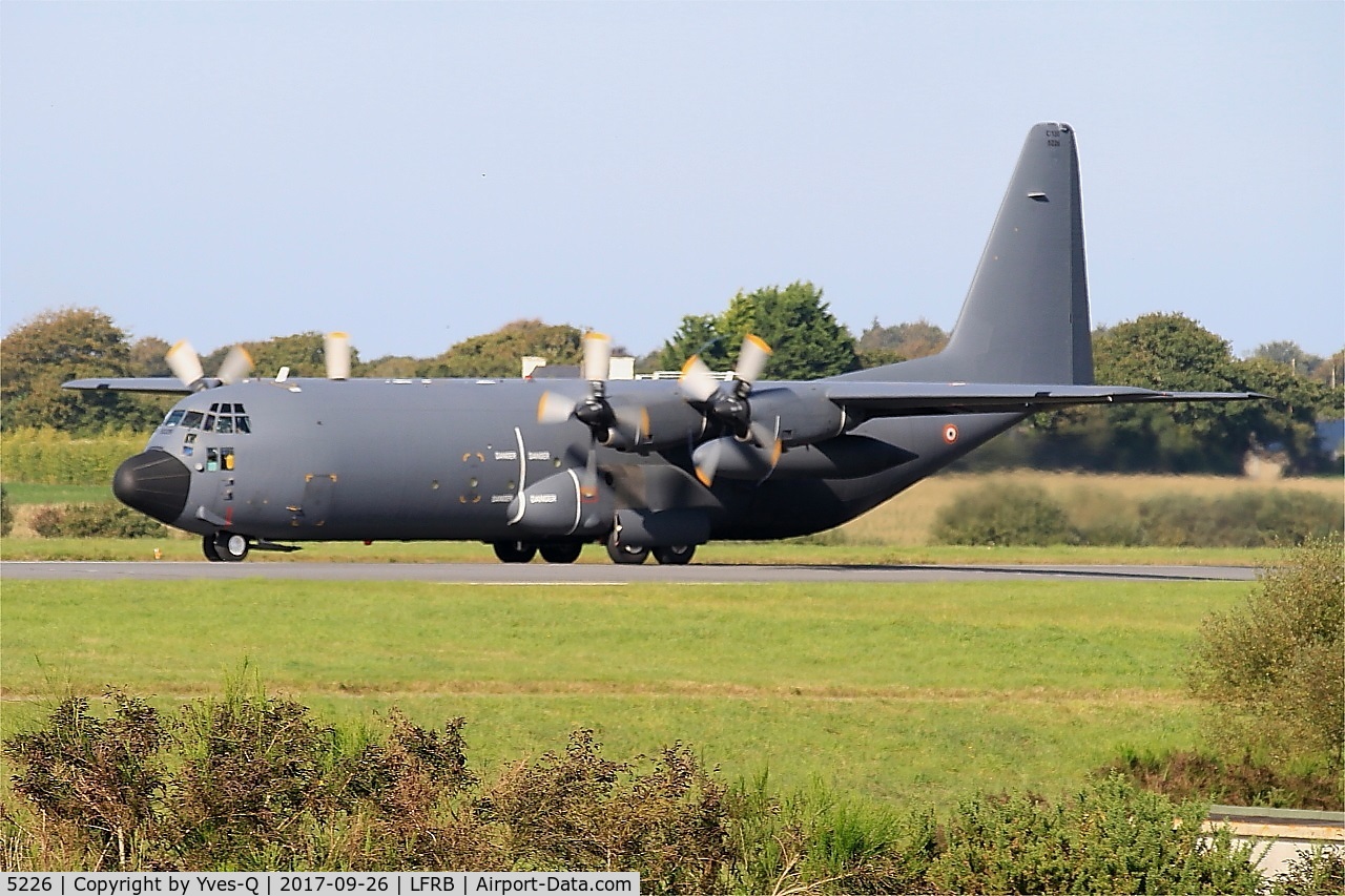 5226, Lockheed C-130H-30 Hercules C/N 382-5226, Lockheed C-130H Hercules (61-PK), Take off run rwy 25L, Brest-Bretagne airport (LFRB-BES)