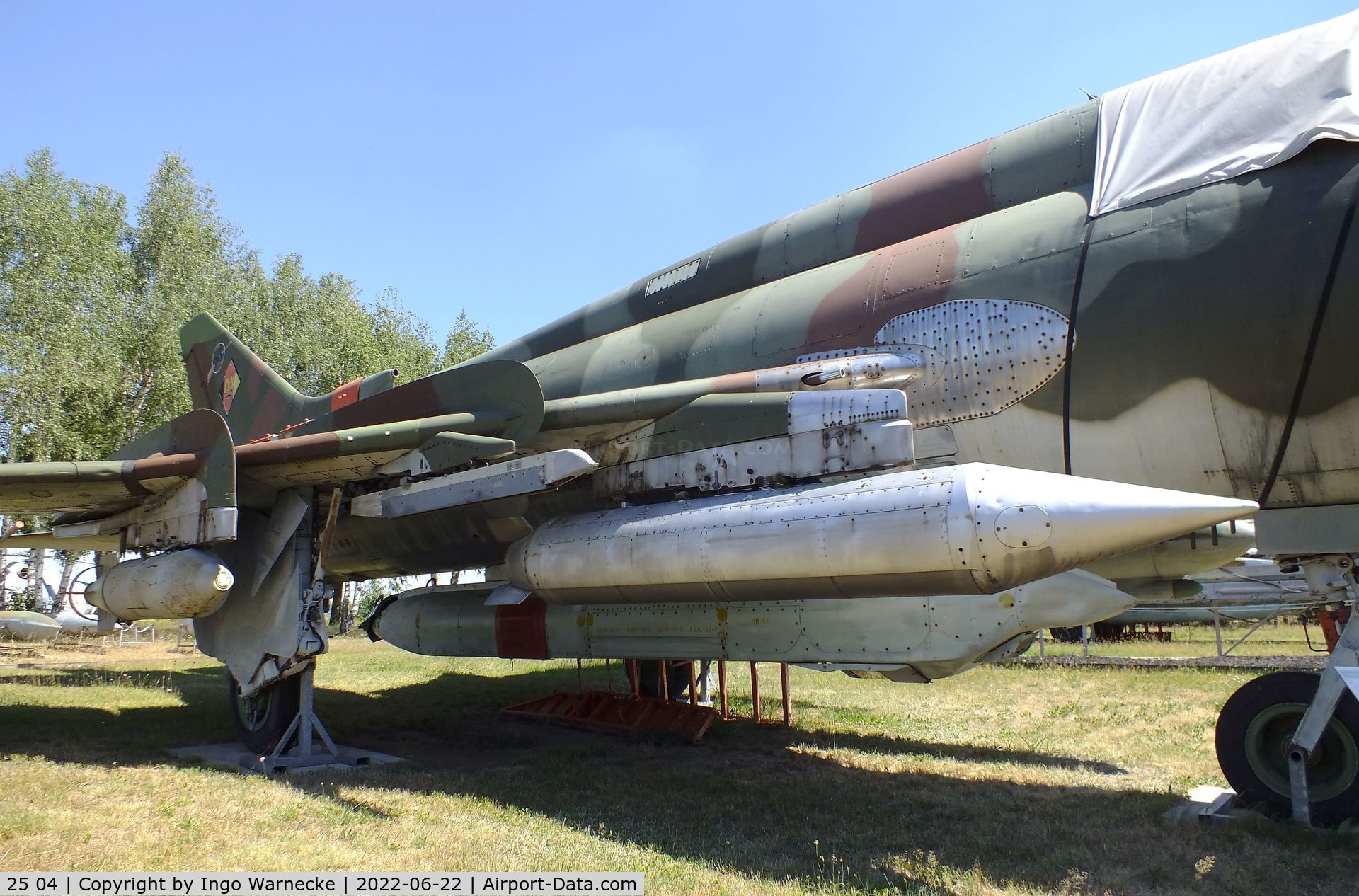 25 04, Sukhoi Su-22M-4 C/N 25511, Sukhoi Su-22M-4 FITTER-K (with recce and electronic warfare pods) at the Flugplatzmuseum Cottbus (Cottbus airfield museum)