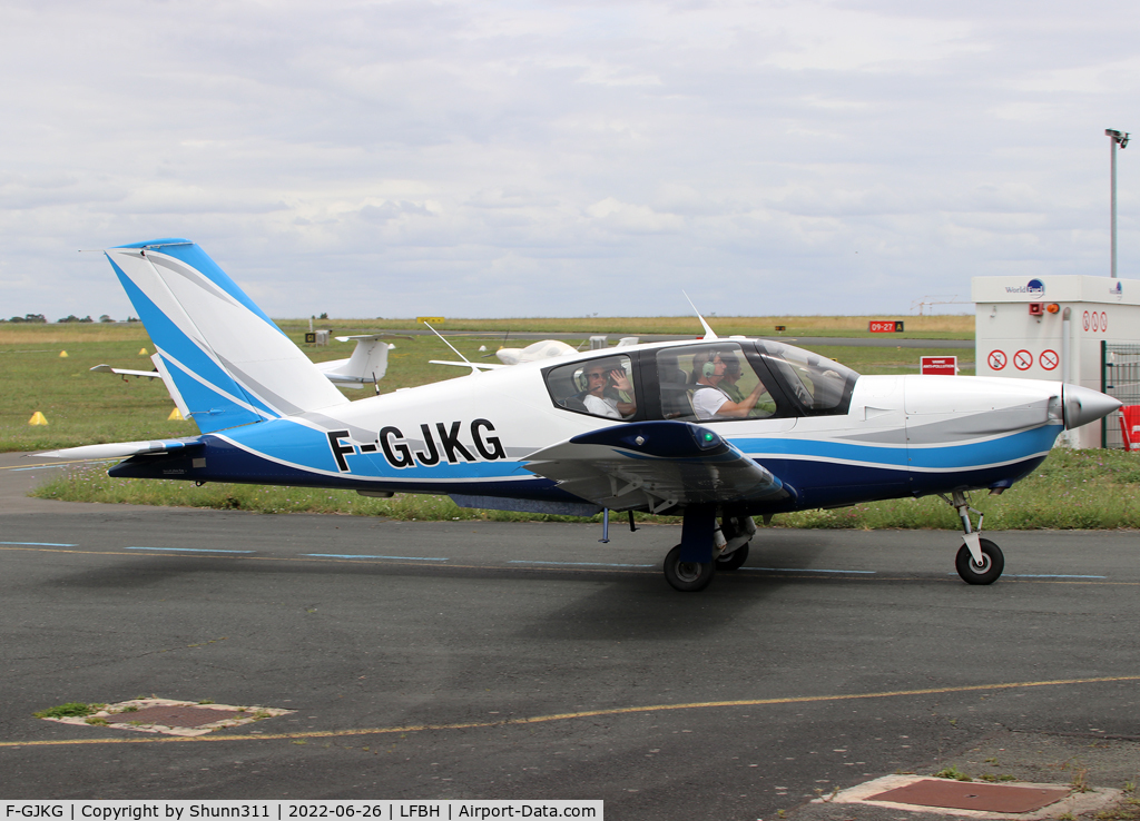 F-GJKG, Socata TB-20 C/N 1181, Taxiing for a new light flight...