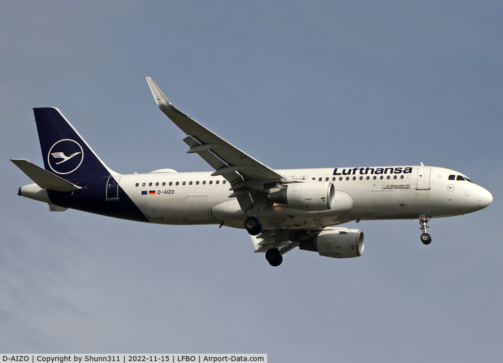 D-AIZO, 2012 Airbus A320-214 C/N 5441, Landing rwy 14L in new c/s