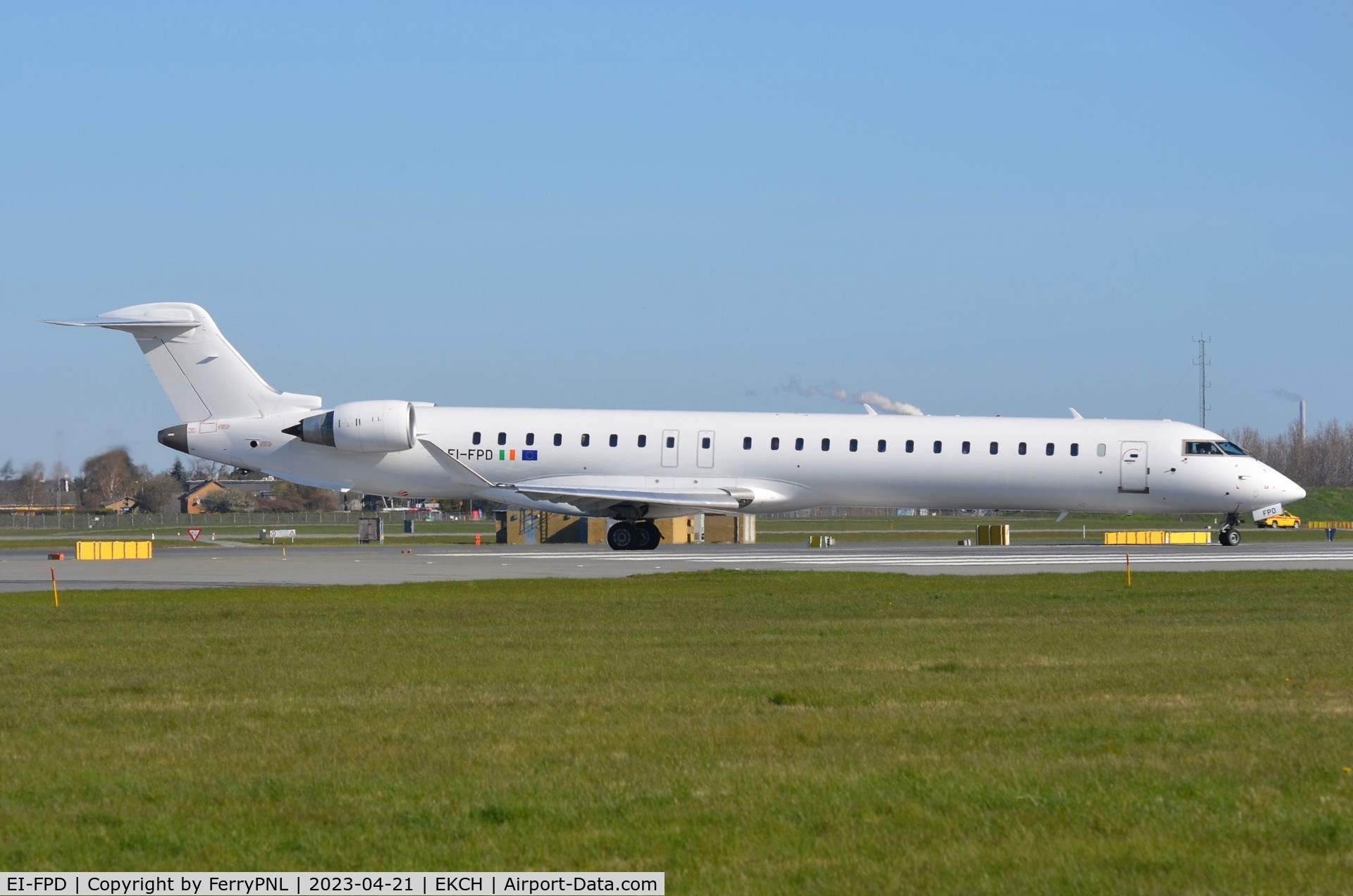 EI-FPD, 2016 Bombardier CRJ-900LR (CL-600-2D24) C/N 15401, SAS/CityJet CL900 lining-up