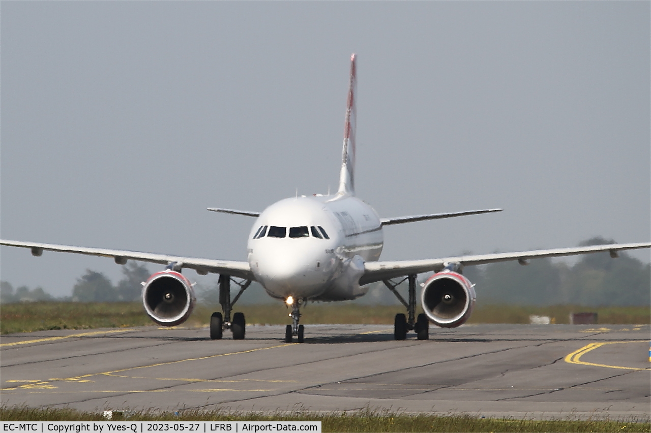 EC-MTC, 2004 Airbus A319-111 C/N 2258, Airbus A319-111 Taxiing to boarding ramp, Brest-Bretagne airport (LFRB-BES)