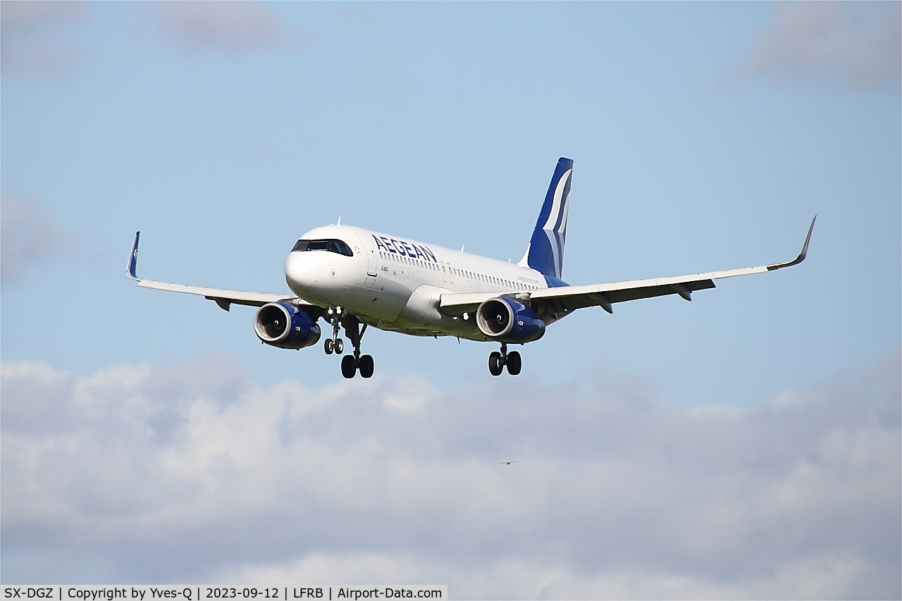 SX-DGZ, 2015 Airbus A320-232 C/N 6643, Airbus A320-232, Short approach rwy 25L, Brest-Bretagne airport (LFRB-BES)