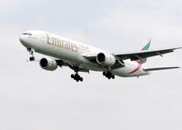 A6-EMU @ LHR - Emirates Boeing 777-300 (A6-EMU) landing at London (Heathrow) Airport in May 2004