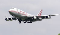 VT-AIC @ LHR - Air India Boeing 747-400 (VT-AIC) landing at London (Heathrow) Airport, May 2004 - by Adrian Pingstone