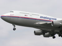 9M-MPN @ LHR - Malaysia Boeing 747-400 (9M-MPN), in close up, landing at London (Heathrow) Airport in May 2004 - by Adrian Pingstone