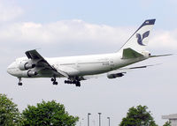 EP-IAM @ LHR - Iran Air Boeing B747-100 (EP-IAM) landing at London (Heathrow) Airport in May 2004 - by Adrian Pingstone