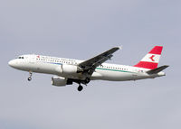OE-LBT @ LHR - Austrian Airlines Airbus A320-200 (OE-LBT) landing at London (Heathrow) Airport in September 2003 - by Adrian Pingstone