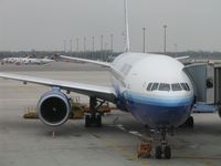 N772UA @ MUC - Waiting to be loaded - by Micha Lueck