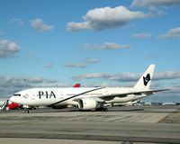 AP-BGL @ JFK - Taxing out at JFK
