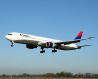 N842MH @ CVG - Landing on Runway 18C in CVG - by Lee Mills