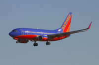 N492WN @ LAS - Fine looking Southwest 737 on short finals to McCarran. - by Kevin Murphy