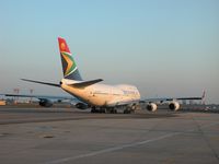 ZS-SAV @ JFK - Taxing in JFK - by Lee Mills