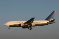 N101DA @ BRU - basic DAL painting partly obscured - by Daniel Vanderauwera