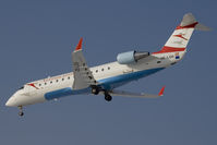 OE-LCH @ KRK - cleared to land runway 25 - by Pawel Kleszcz