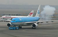 PH-AOA @ AMS - Smokey cold start - by mikkelly@indigo.ie