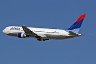 N177DZ @ LAX - Departing RWY 25R.