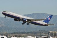 N674UA @ LAX - N674UA departing RWY 25R on a sunny November day. - by Dean Heald