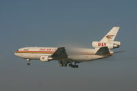 5X-JCR @ BRU - watch the effect of humid air on wings