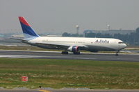 N176DN @ BRU - flight DL141 is taxiing to rnw 25R