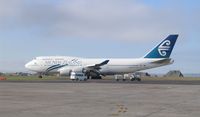 ZK-NBW @ AKL - ZK-NBW taxiing to the runway for take-off - by Micha Lueck