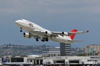 JA8082 @ LAX - Japan Airlines JA8082 (FLT JAL61) climbing out from RWY 25R enroute to Narita Int'l (RJAA), Japan.