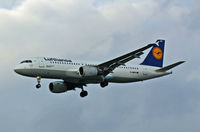 D-AIPR @ LHR - Airbus A320 211 - by Les Rickman